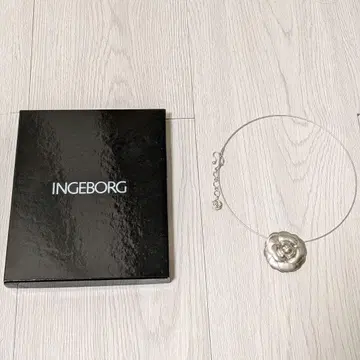 INGEBORG 까멜리아 모티브 목걸이 실버 컬러