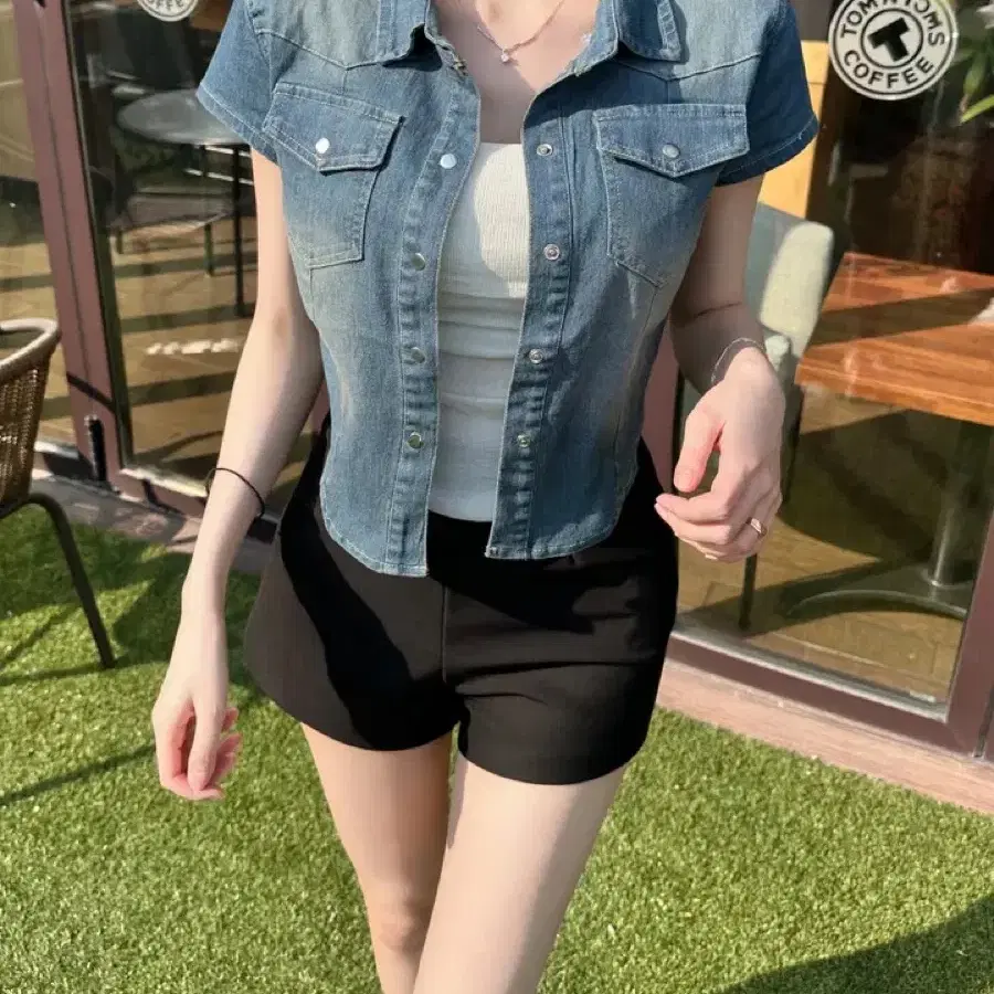 새상품) 에이블리 크롭 반팔 청자켓 데님 워싱 청남방 스판 슬림핏