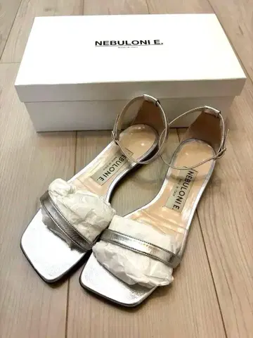 알뜰 네브로니 실버 샌들 36