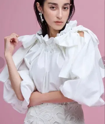 CELFORD 숄더 리본 개더 블라우스