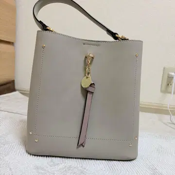 새상품급 핸드백 라이트 그레이 참 포함 숄더백 가죽