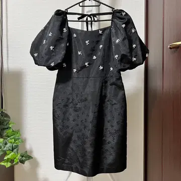 Lilly brown 블랙 퍼프 슬리브 비쥬 장식 무릎 기장 원피스