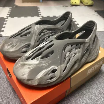 Yeezy 폼 러너 그레이 마블 스니커즈 28