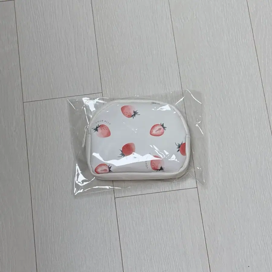 딸기 파우치