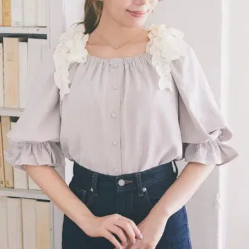 택 포함 새상품 Areeam 프릴 리본 블라우스 라이트 그레이 오프숄더