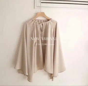 Acka 플레어 슬릿 블라우스