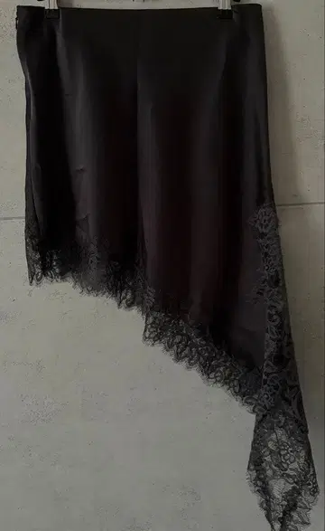택 포함 새상품 ZARA 새틴 비대칭 레이스 스커트
