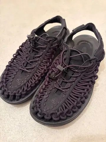 KEEN UNEEK 샌들 블랙