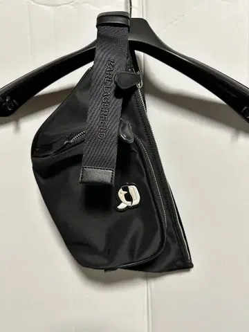 칼 라거펠트 바디백 블랙