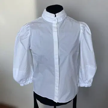 화이트 벌룬 슬리브 셔츠