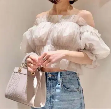 SNIDEL 볼륨 개더 프릴 오프숄더 블라우스