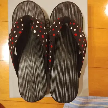 여성용 일본 나막신 블랙 바탕 빨흰 도트 무늬 하나오