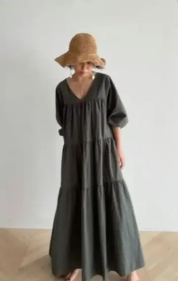 시루무린 V넥 티어드 롱 원피스 짙은 녹색