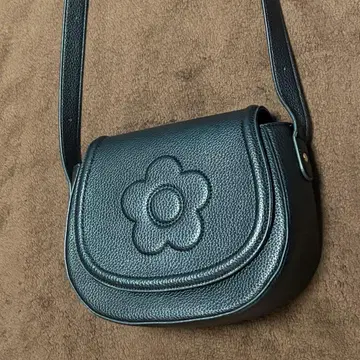 MARY QUANT 슈링크 데이지 엠보싱 숄더백 블랙