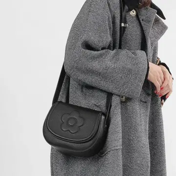 MARYQUANT 슈링크 데이지 엠보싱 숄더백 블랙 마리쿠아