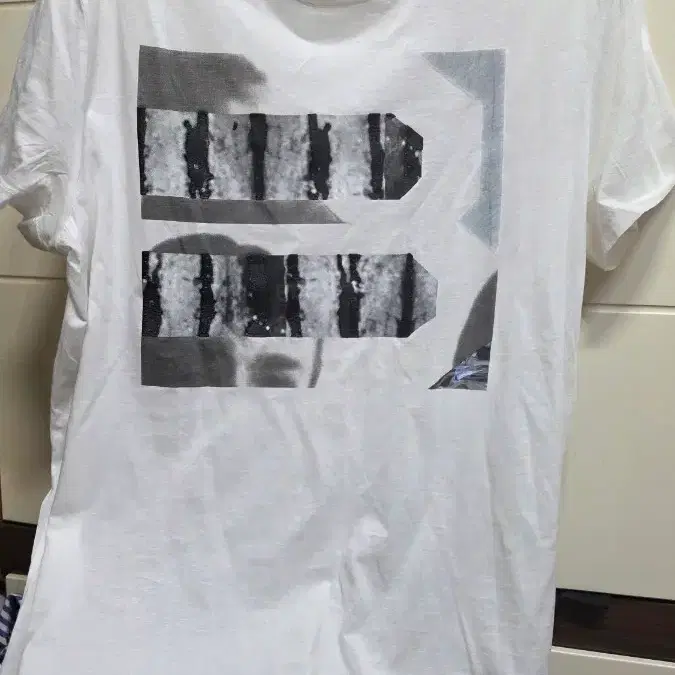 발렌시아가 그래픽 반팔티 S