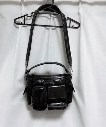 ANNA SUI NYC 멀티 포켓 치비 백 블랙