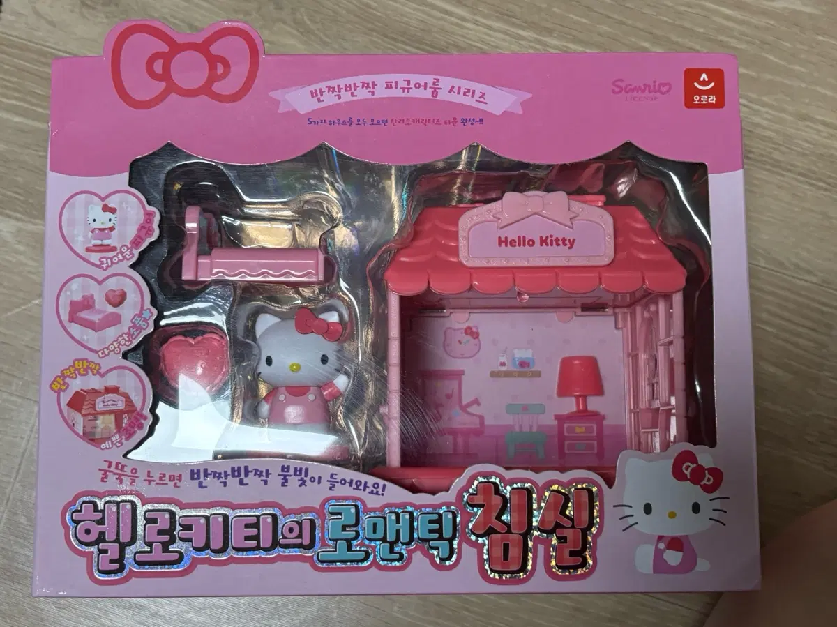 헬로키티 로맨틱 침실 피규어