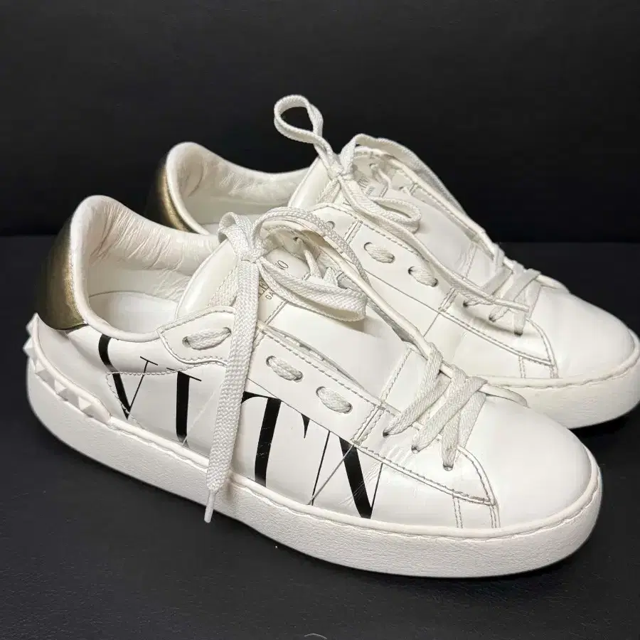 발렌티노 VLTN 스니커즈 화이트 골드