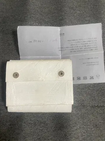 미사용 새상품 카가리 유스케 3단 폴더형 콩 지갑 화이트 보증서 포함