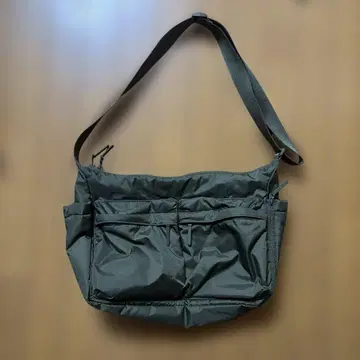 UNIQLO 멀티 포켓 숄더백