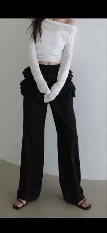 미사용 새상품 클라네 FRILLED SLACKS 블랙