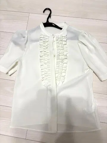 아메노치하레 프론트 프릴 반팔 블라우스 화이트