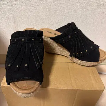 MINNETONKA 프린지 웨지솔 샌들 블랙