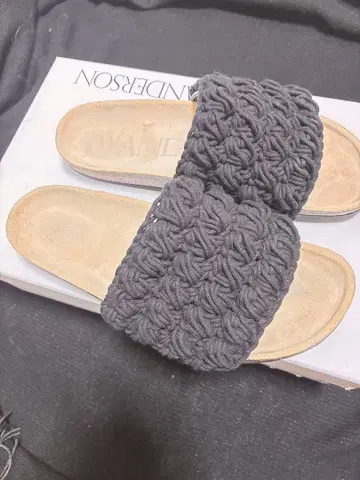 JW ANDERSON 가죽 팝콘 샌들 블랙 박스 있음
