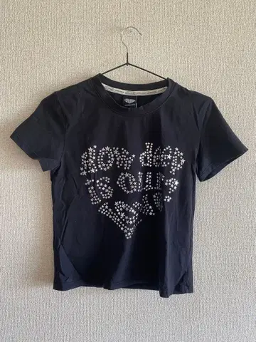 LUV IS TRUE 반팔 티셔츠 블랙 별 스터드