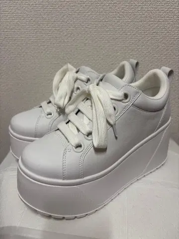 스즈키 아미 스니커즈 화이트 M