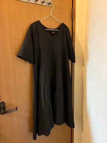 어반 리서치 V넥 반팔 무릎 기장 원피스 블랙