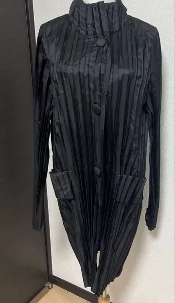 SPECCHIO PLEATS 스페치오 플리츠 가공 스탠드 카라 코트