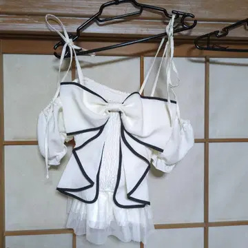 오프숄더 리본 블라우스