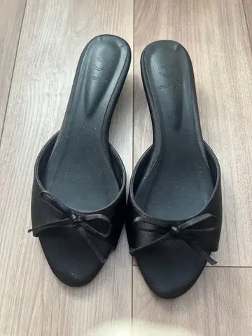 새상품급 리본 샌들 뮬 블랙 25cm