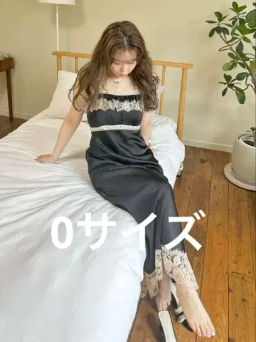 [완판템] 릴리 브라운 레이스 트리밍 새틴 원피스