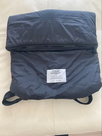 CHEAP MONDAY 패디드 백팩 블랙