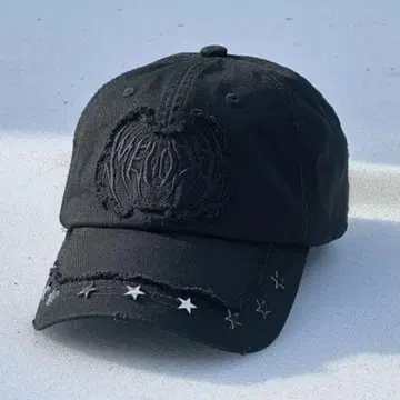 ec melodi BLACK STAR STUDDED HAT