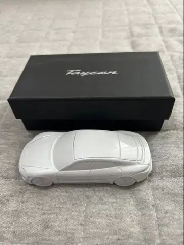 포르쉐 타이칸 오브제
