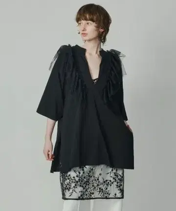 깊은 V넥 튤 디자인 티셔츠