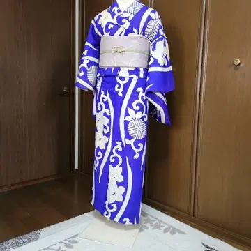 선명한 파랑 바탕에 아이보리 꽃무늬 코몬 기모노, 다이쇼 로망의 소매 김