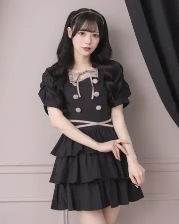 pium 크로스 벨트 반팔 티어드 미니 원피스 블랙