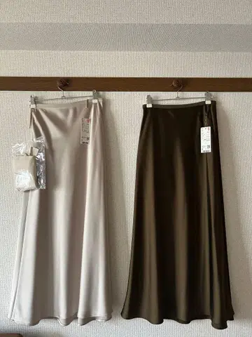 UNIQLO 새틴 스커트 2색 세트 S 사이즈