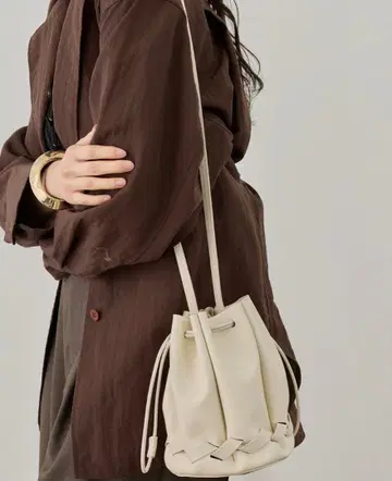 ADAM ET ROPE' FEMM 가죽 블레이드 복조리 미니백 화이트 완판템