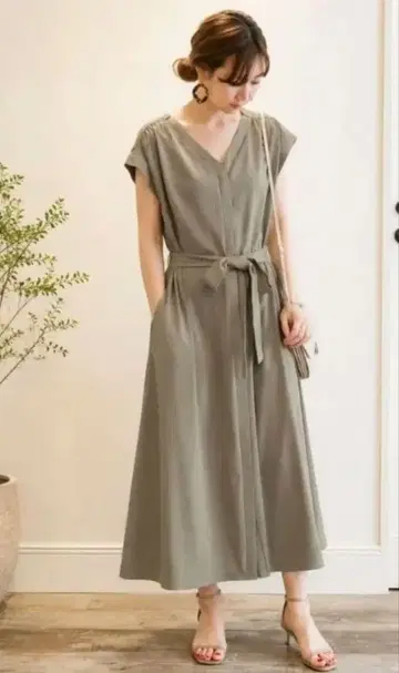 새상품급 슬로브 이에나 리본 벨트 스키퍼 원피스 카키