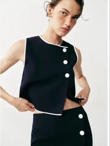 ZARA 대비 버튼 니트탑