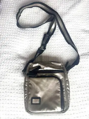 새상품급 Calvin Klein CK 숄더백 메탈릭 실버 사선 크로스