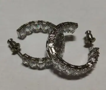 SWAROVSKI 후프 귀걸이 양쪽용 크리스탈