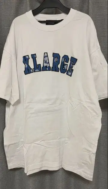 XLARGE 티셔츠 화이트 페이즐리 로고