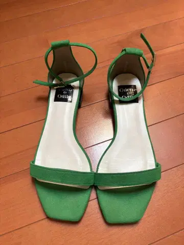 오데뜨 앤 오딜 샌들 새상품급